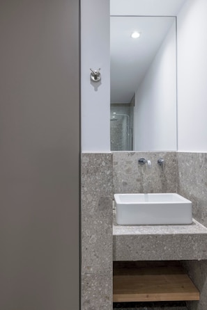 Douche, sèche-cheveux, serviettes fournies, shampoing
