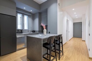 Kühlschrank, Mikrowelle, Ofen, Herdplatte