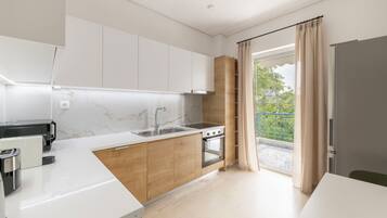 Coffee/tea maker, fridge, oven, stovetop
