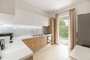Réfrigérateur, four, plaque de cuisson, cafetière/bouilloire