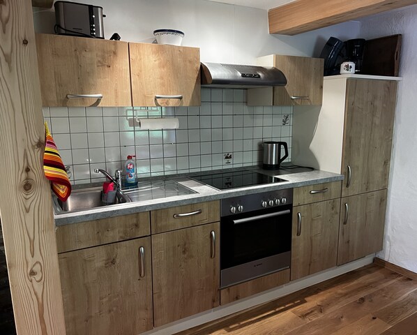 Kühlschrank, Ofen, Herdplatte, Wasserkocher mit Kaffee-/Teezubehör