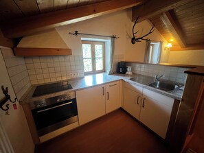 Kühlschrank, Ofen, Herdplatte, Wasserkocher mit Kaffee-/Teezubehör