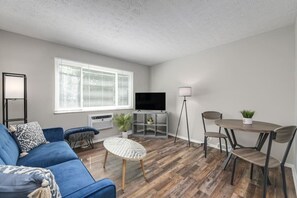 TV - Modern & Updated First Floor 1BR near HWY/Airport (Rocky River)
