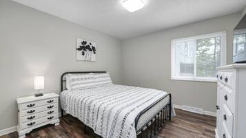 1 bedroom, desk, iron/ironing board, WiFi