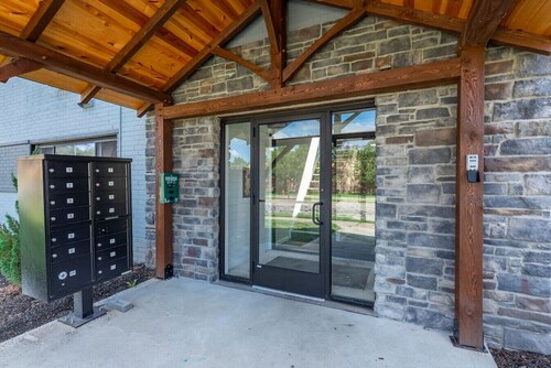 Modern & Updated First Floor 1BR near HWY/Airport