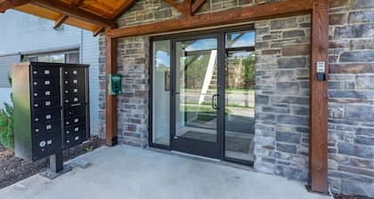 Modern & Updated First Floor 1BR near HWY/Airport