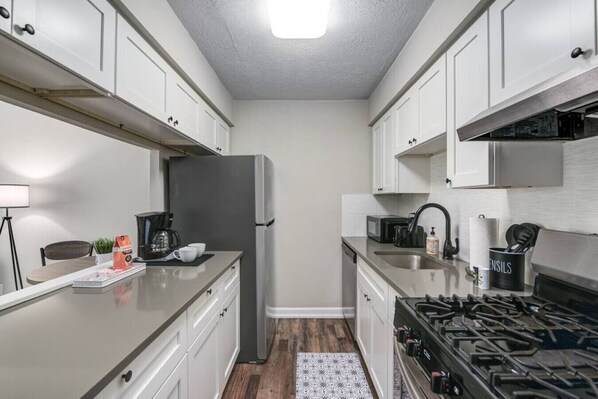 Refrigerador, microondas, horno, placa de cocina