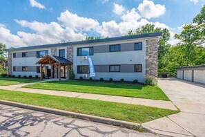 Exterior - Modern & Updated First Floor 1BR near HWY/Airport (Rocky River)