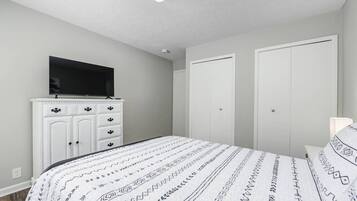 1 bedroom, desk, iron/ironing board, WiFi