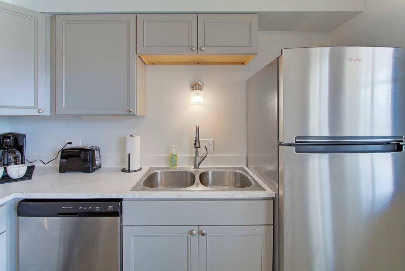 Réfrigérateur, micro-ondes, four, plaque de cuisson