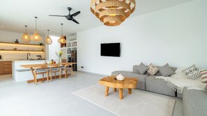 Vila, 2 quartos | Área de estar | Smart TV 40 polegadas com canais a cabo, Netflix, serviços de streaming