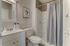 Hair dryer - Stylish Little Italy Two Bedroom w/ Parking Space (Cleveland)