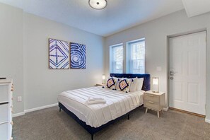 2 bedrooms, desk, iron/ironing board, WiFi