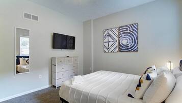 2 bedrooms, desk, iron/ironing board, WiFi