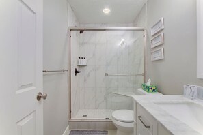 ヘアドライヤー、石鹸、シャンプー、トイレットペーパー