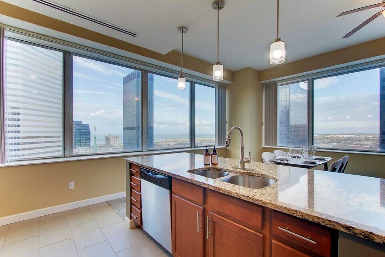 冷蔵庫、電子レンジ、オーブン、コンロ