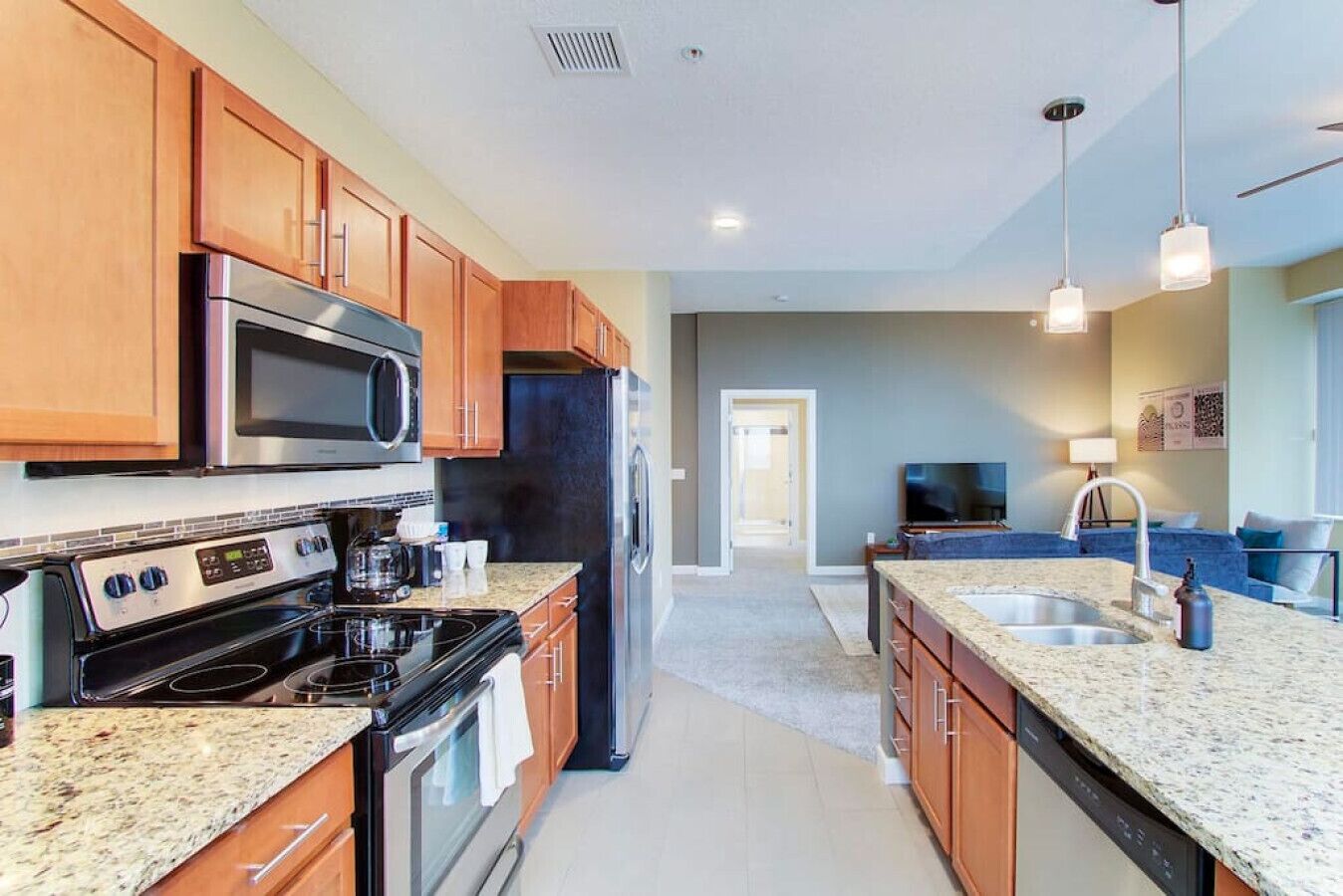 Jääkaappi, mikroaaltouuni, uuni, liesi