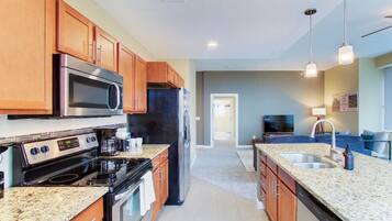 Jääkaappi, mikroaaltouuni, uuni, liesi