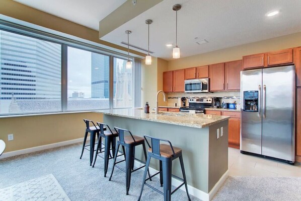 Fridge, microwave, oven, stovetop - Luxury Apartment | Downtown | Free Parking (Cleveland)