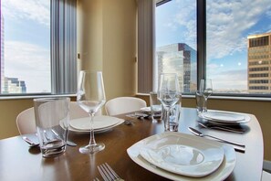 Dining - Luxury High Rise | Downtown | Free Parking (Cleveland)