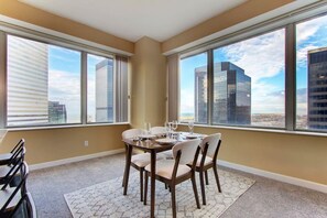 Dining - Luxury High Rise | Downtown | Free Parking (Cleveland)