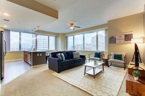 TV - Luxury High Rise | Downtown | Free Parking (Cleveland)