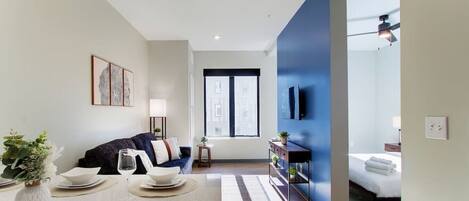 1 habitación, escritorio, tabla de planchar con plancha y wifi