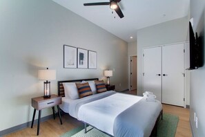 1 bedroom, desk, iron/ironing board, WiFi - Spacious Studio | Cleveland Clinic | Free Garage (Cleveland)