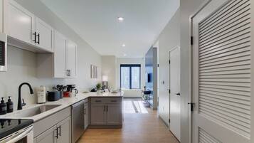 冰箱、微波炉、烤箱、炉灶