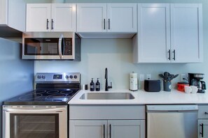 Kühlschrank, Mikrowelle, Ofen, Herdplatte