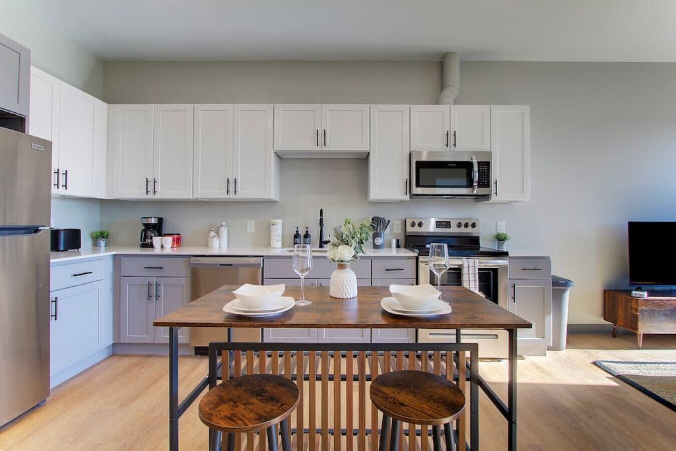 冷蔵庫、電子レンジ、オーブン、コンロ