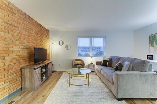 Stylish 2BR Apt w/ Parking, Near Airport