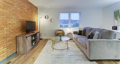 Stylish 2BR Apt w/ Parking, Near Airport