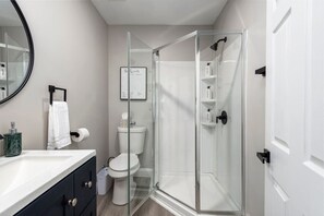Hair dryer - Luxury 3BR Apt Near Cleveland Clinic w/ Parking (Cleveland)