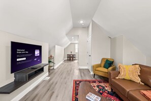 Smart TV, offices - Luxury 3BR Apt Near Cleveland Clinic w/ Parking (Cleveland)