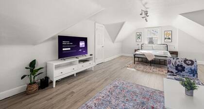 Bright & Cozy Loft | Free Parking |near CLE Clinic