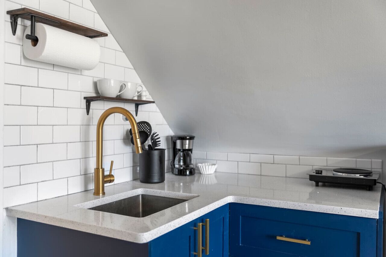 Kylskåp, mikrovågsugn, kaffe- och tebryggare och brödrost