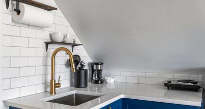 Bright & Cozy Loft | Free Parking |near CLE Clinic