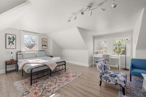 1 bedroom, desk, iron/ironing board, WiFi - Bright & Cozy Loft | Free Parking |near CLE Clinic (Cleveland Heights)