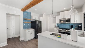 Réfrigérateur, micro-ondes, four, grille-pain