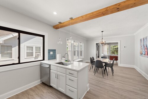 Bright & Peaceful | 2BDR w/ Patio | CLE Clinic