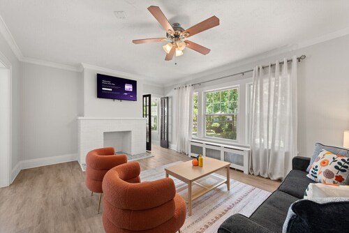 Bright & Peaceful | 2BDR w/ Patio | CLE Clinic