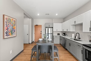 Private kitchen - Bright 1BDR | Cleveland Clinic | Free Garage (Cleveland)