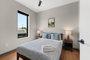 2 bedrooms, desk, iron/ironing board, WiFi