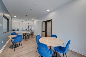 Dining - Stunning 2 Bed/2 Bath | CLE Clinic | Balcony (Cleveland)