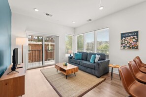 TV - Stunning 2 Bed/2 Bath | CLE Clinic | Balcony (Cleveland)