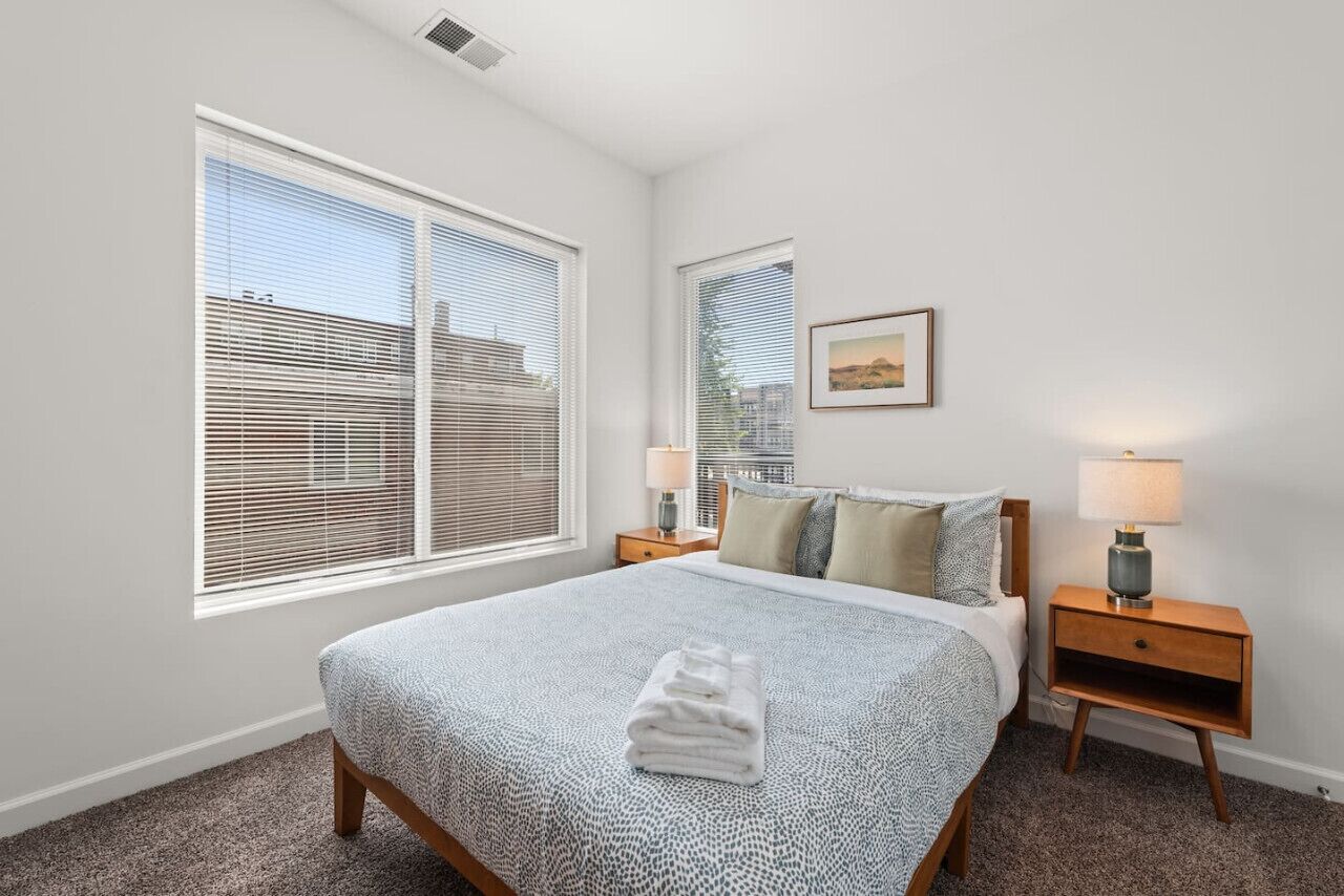 2 soverom, skrivebord, strykejern/-brett og wi-fi