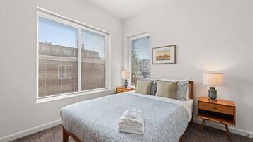 2 soverom, skrivebord, strykejern/-brett og wi-fi