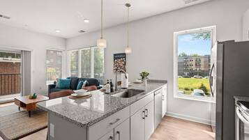 Kjøleskap, mikrobølgeovn, ovn og kokeplater