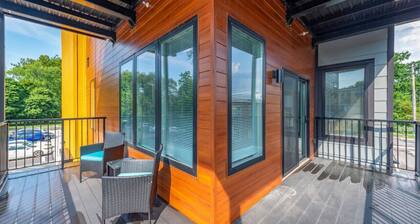 Stunning 2 Bed/2 Bath | CLE Clinic | Balcony